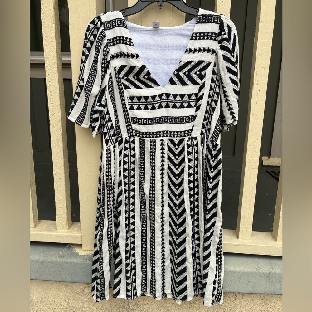 Old Navy Black and White Midi Dress